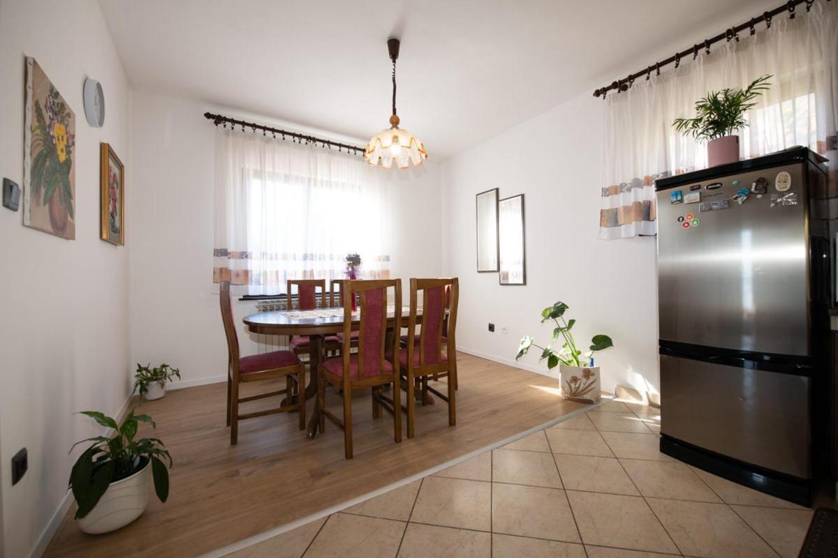 Apartman Elvis Ловран Екстер'єр фото
